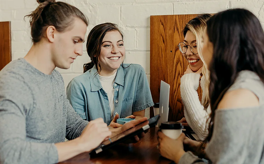Personas compartiendo en comunidad